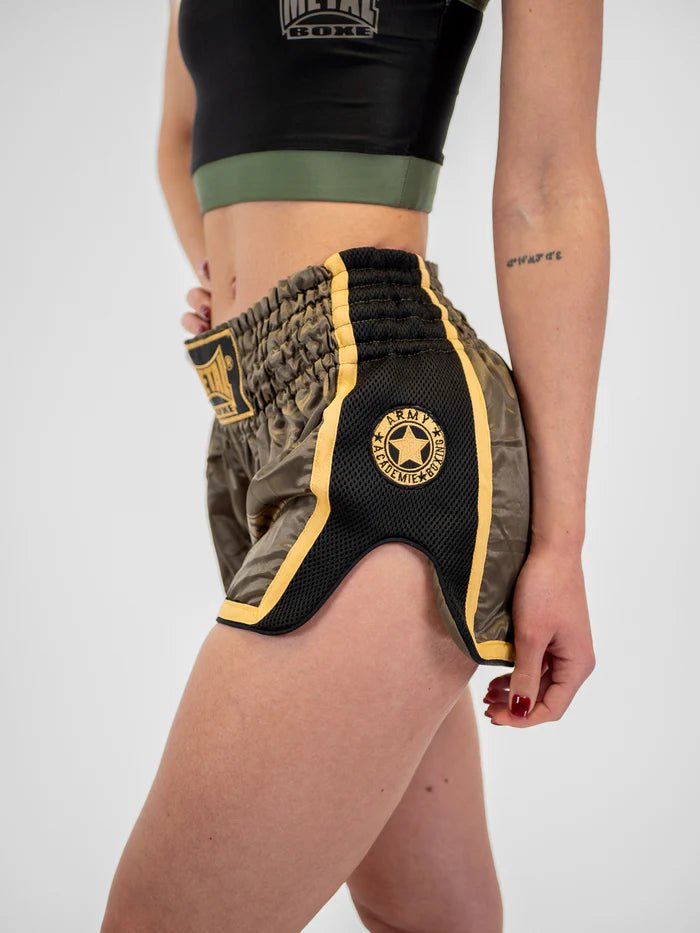 Zijaanzicht damesshort Metal Boxe Extrem militairgroen technisch ontwerp