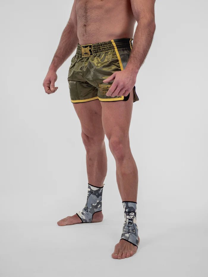 Zijaanzicht militairgroene Metal Boxing Extrem herenshort voor podia en wedstrijden