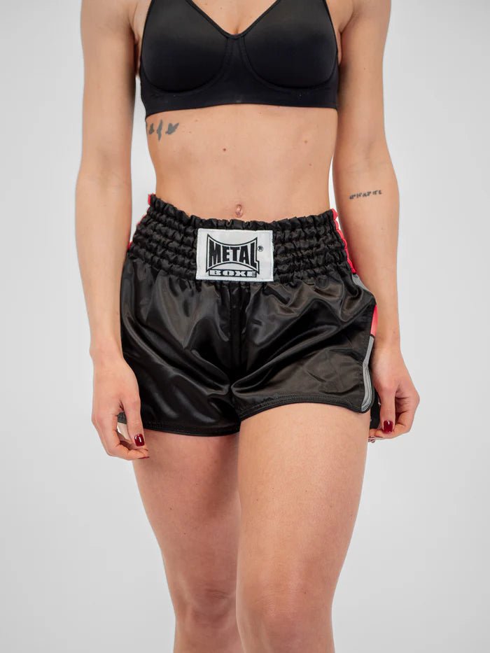 Vooraanzicht zwarte kickboks- en Muay Thai Metal Boxe Kick Pro-short gedragen door vrouwen