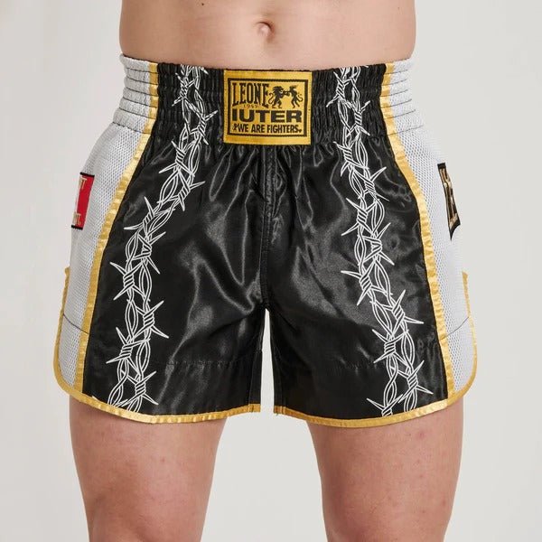 Vue de face du short de Muay Thai LEONE x IUTER avec graphismes en fil de fer barbelé