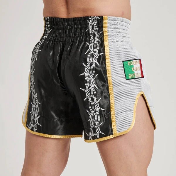 Achteraanzicht van de LEONE x IUTER Thaise kickshort met traditionele snit
