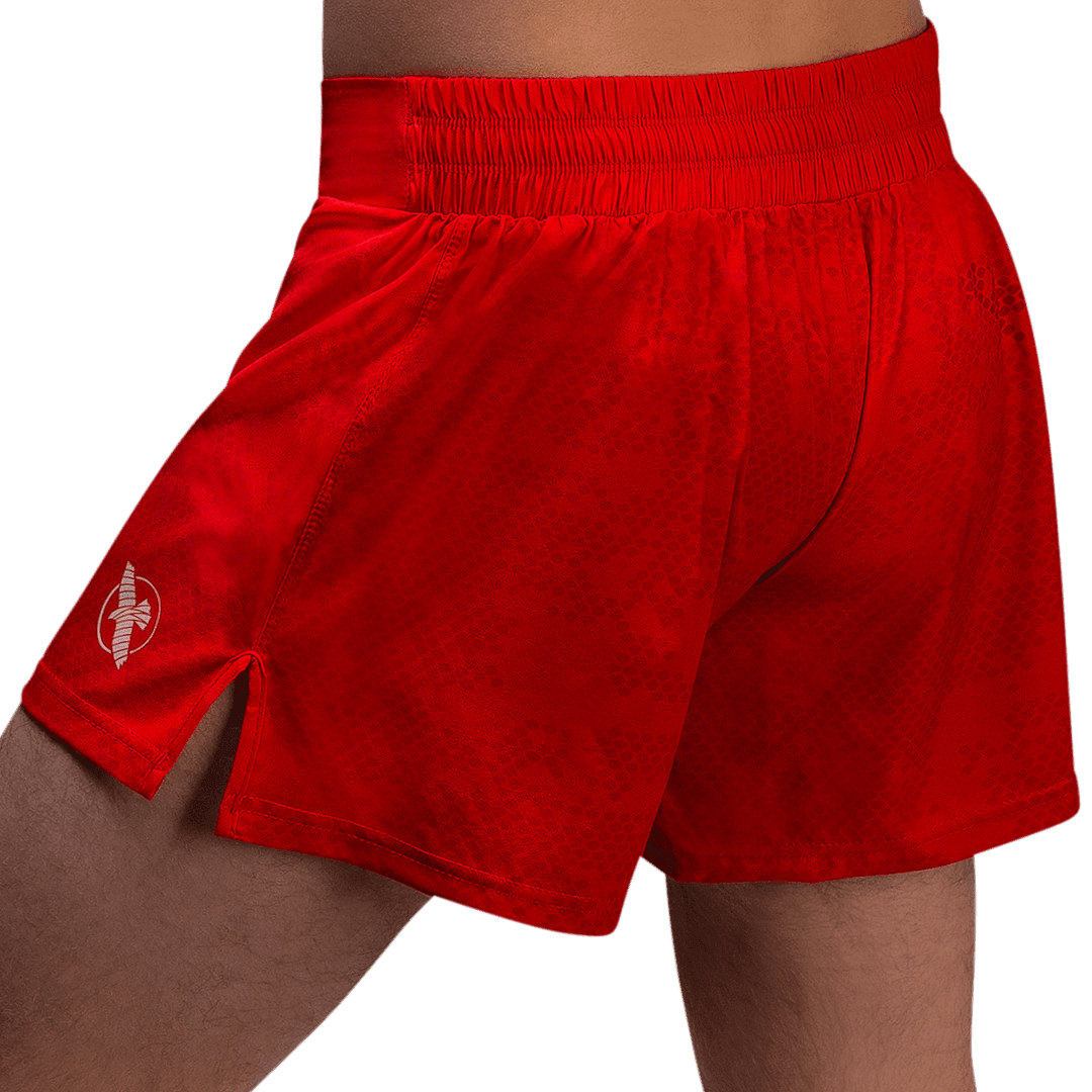 Achteraanzicht van de rode Hayabusa Arrow-short, ultralicht ontwerp voor Muay Thai en kickboksen