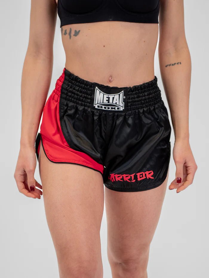 Vue de face short de Kickboxing et Muay Thai Metal Boxing Warrior noir rouge