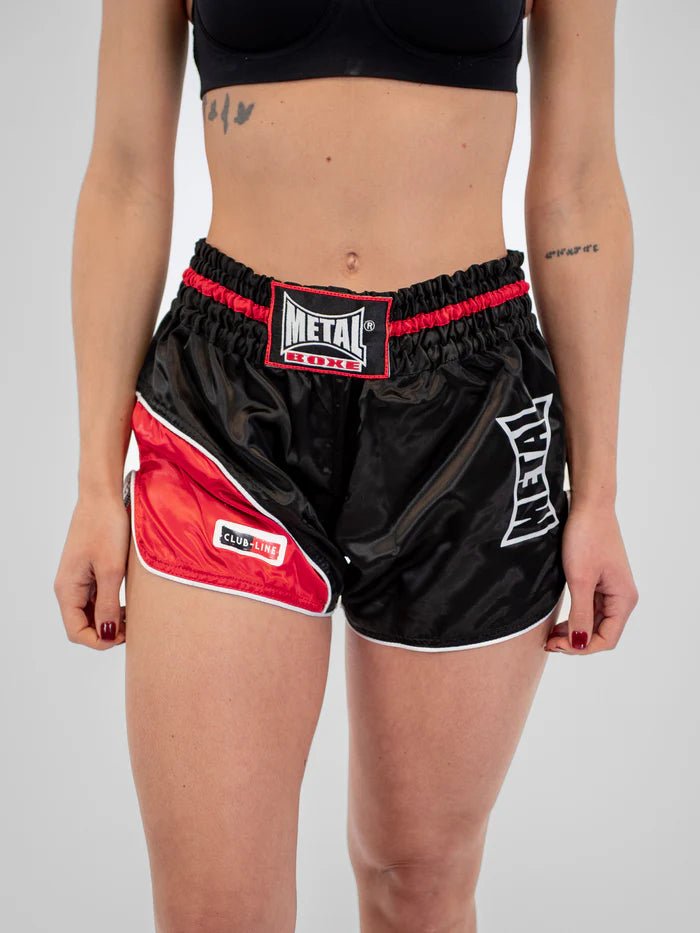 Vooraanzicht Kickboxing en Muay Thai Metal Boxing Club Line zwart rode shorts gedragen door vrouwen