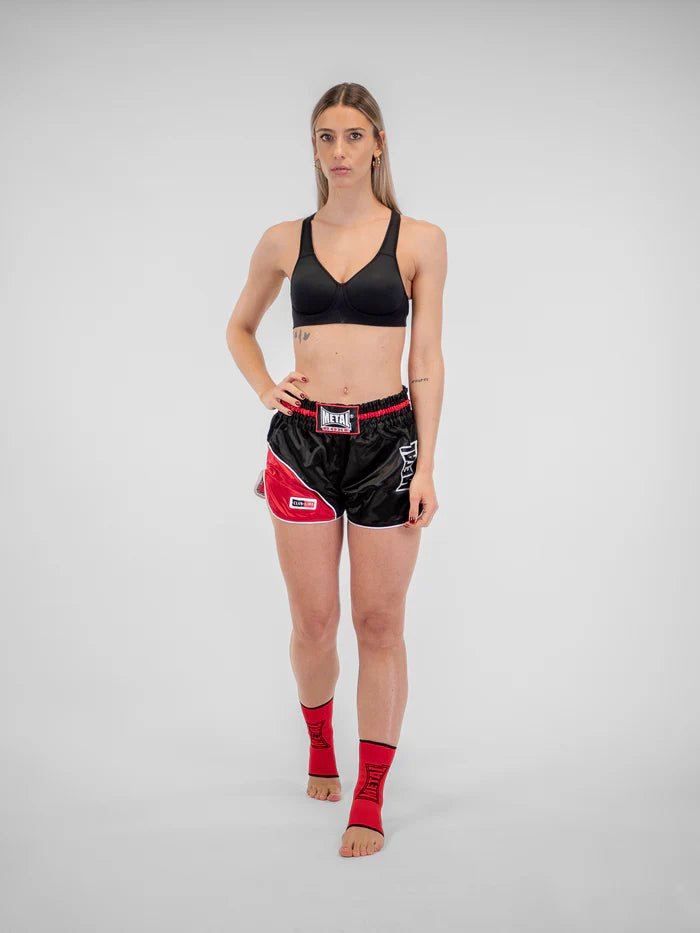 shorts-kickboxing-muay-thai-metal-boxe-club-line-zwart-rood-vrouw-zijdetail