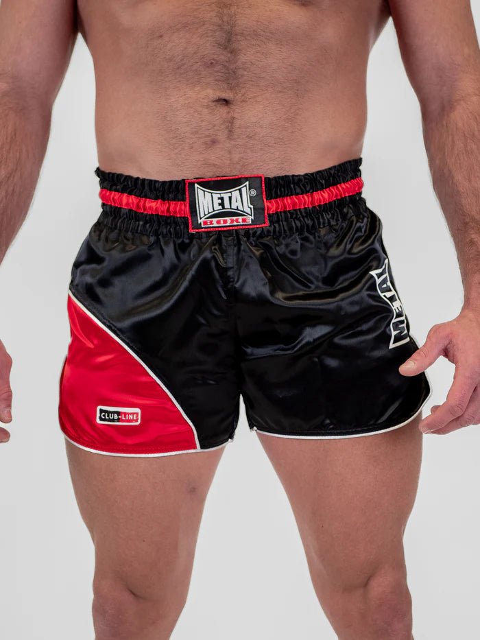 Vooraanzicht Kickboks- en Muay Thai short Metal Boxe Club Line zwart rood gedragen door heren