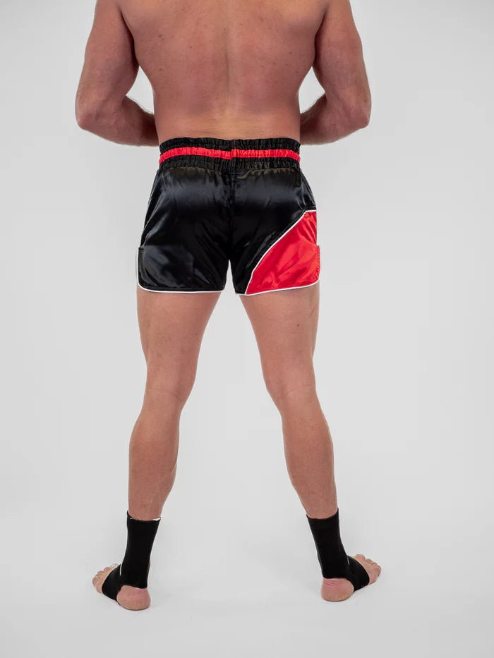 Achteraanzicht Metal Boxing Club Line kickboksshort voor heren met brede elastische band