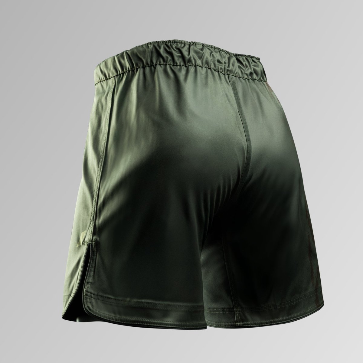 Bakifrån av de gröna Hayabusa Apex MMA-shortsen, flatlockförstärkta sömmar för hållbarhet