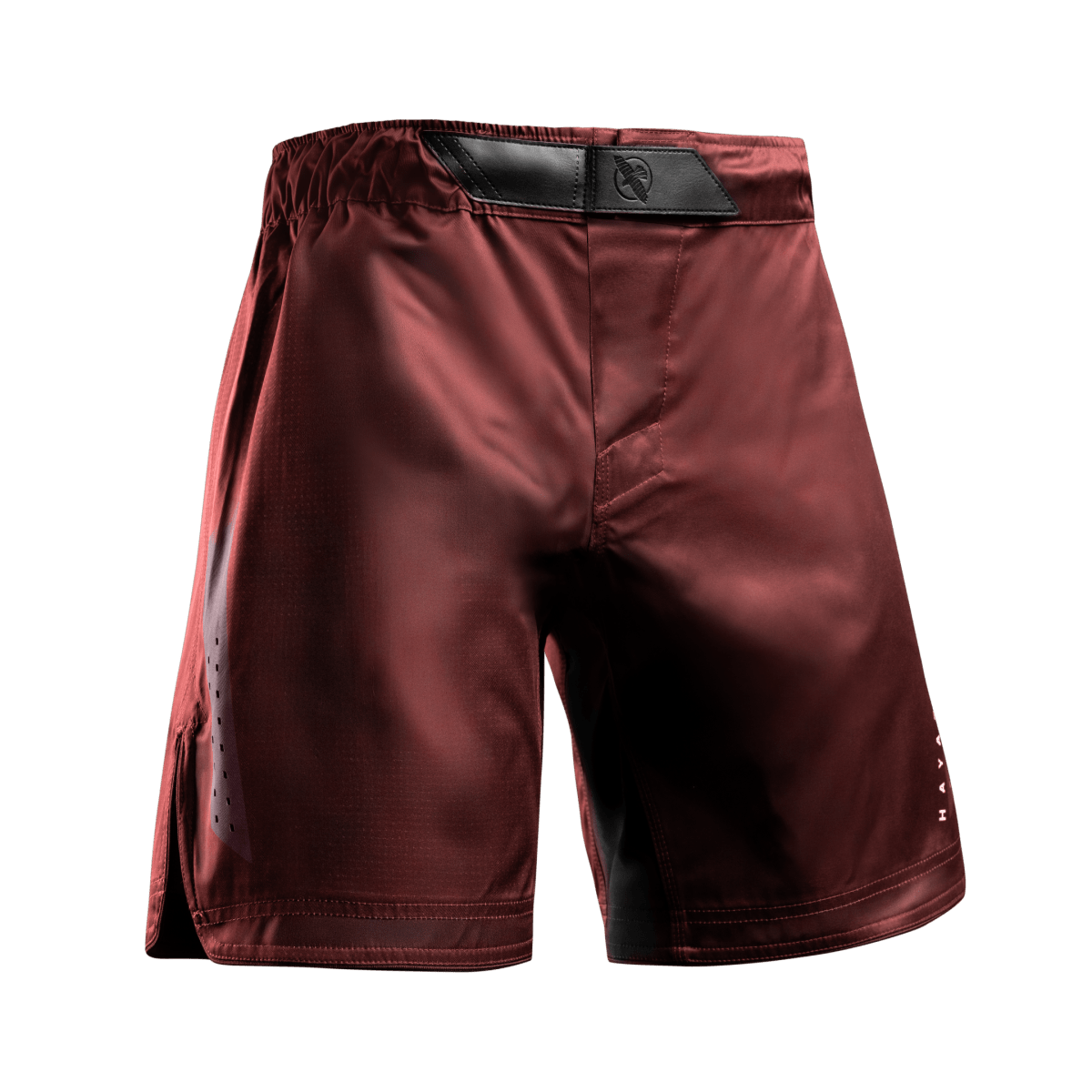 Čelní pohled na červené šortky Hayabusa Core 3/4 Thigh MMA, systém dvojitého zapínání