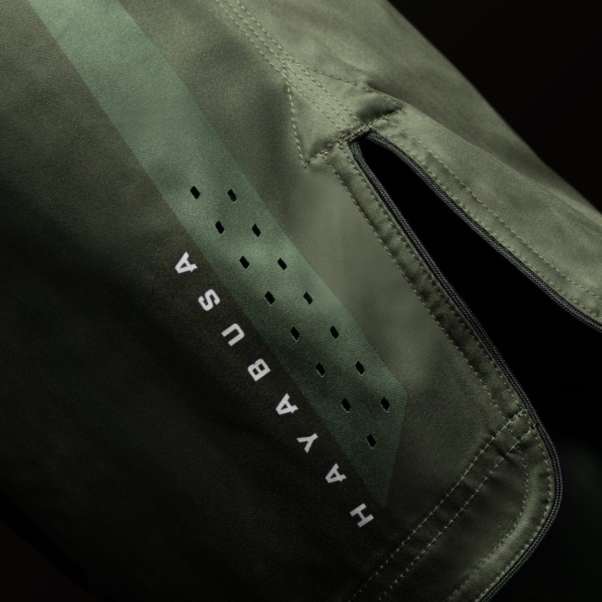 Detail značky Hayabusa na nohavici zelených 3/4 kraťasů pro MMA