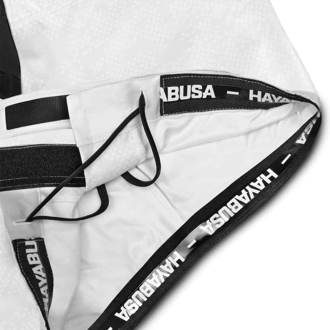 Detail van de interne taillelijn van de witte Hexagon-short, antislip siliconen grip