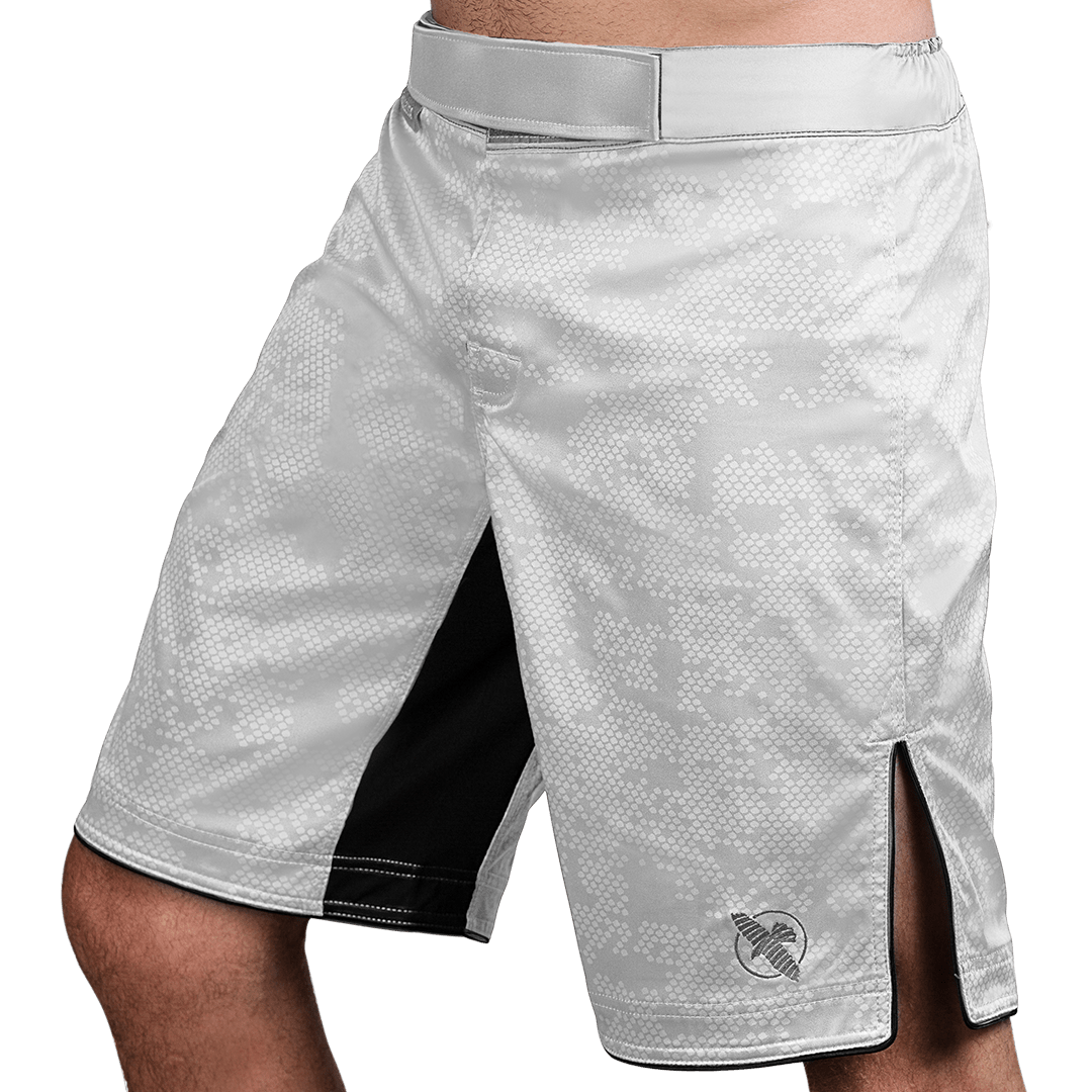 Zijaanzicht (kant 1) van de witte Hayabusa Hexagon MMA shorts, professionele boardshort snit