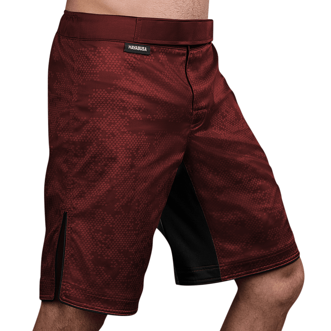 Zijaanzicht (kant 2) van de bordeauxrode Hayabusa Hexagon short, maximale bewegingsvrijheid