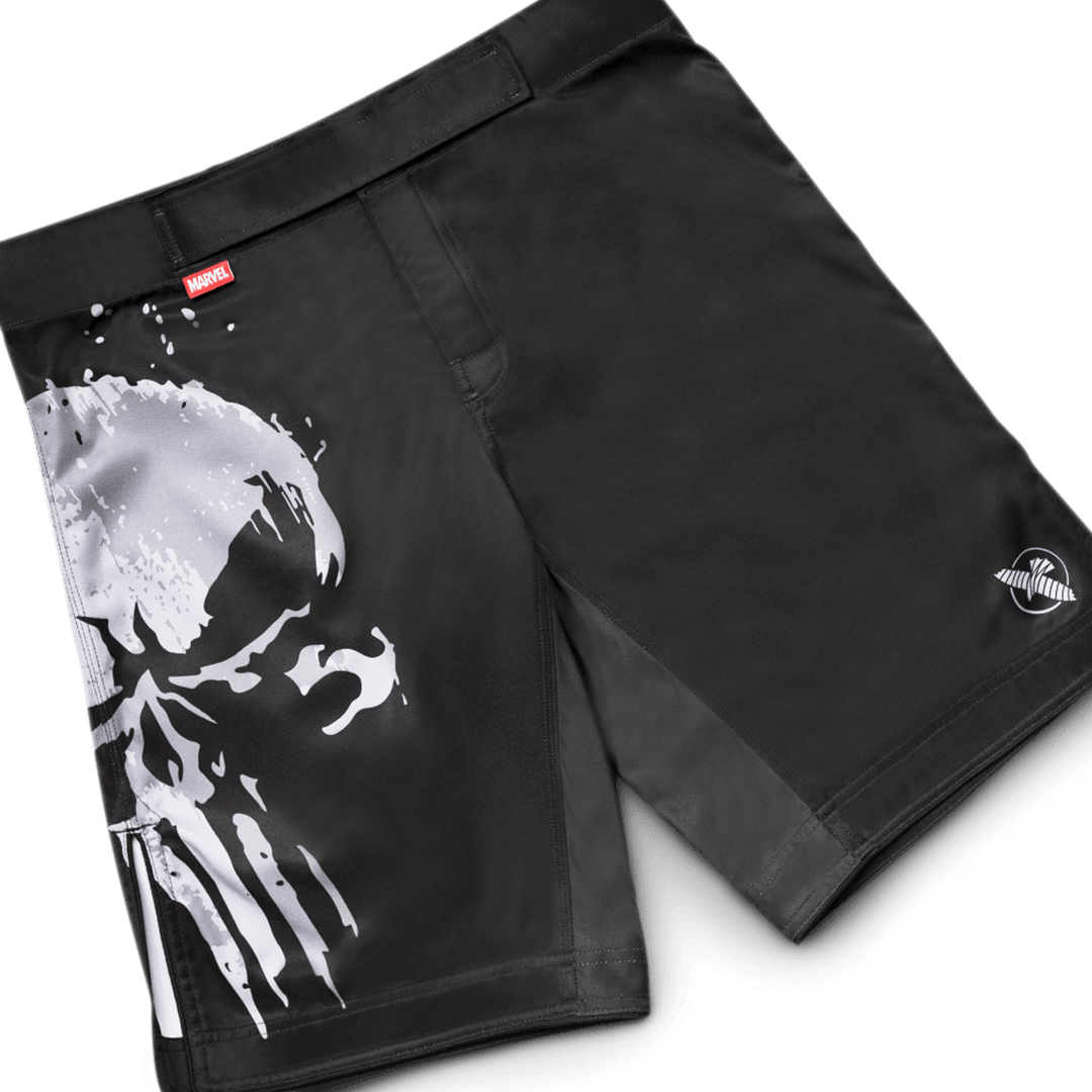 Čelní pohled na kraťasy Marvel The Punisher Special Edition Hayabusa Fight Shorts na neutrálním pozadí