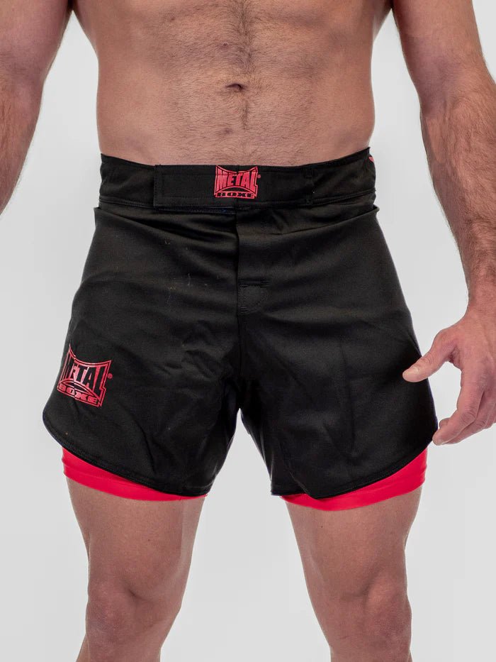 Framifrån MMA Metal Boxing Dual shorts svart röd med Lycra-inlägg