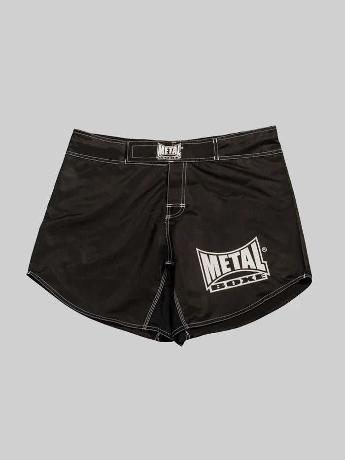 Framifrån MMA Metal Boxing Short Cut svarta shorts i ljus polyester