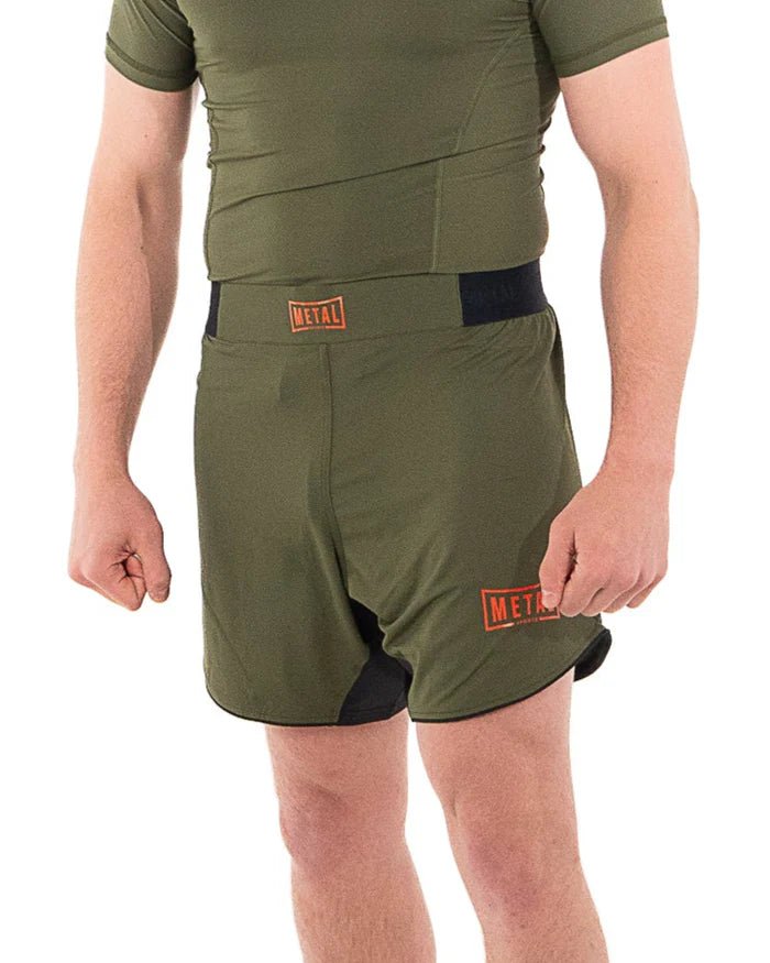 Framifrån MMA Metal Boxningsshorts olivgrön Metal Sports kollektion