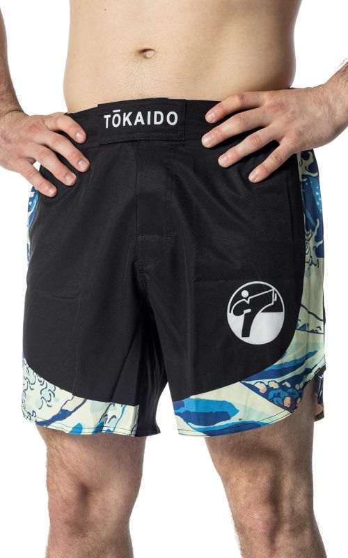 Vooraanzicht van de zwarte Tokaido Tsunami MMA-short met sublimatielogo's