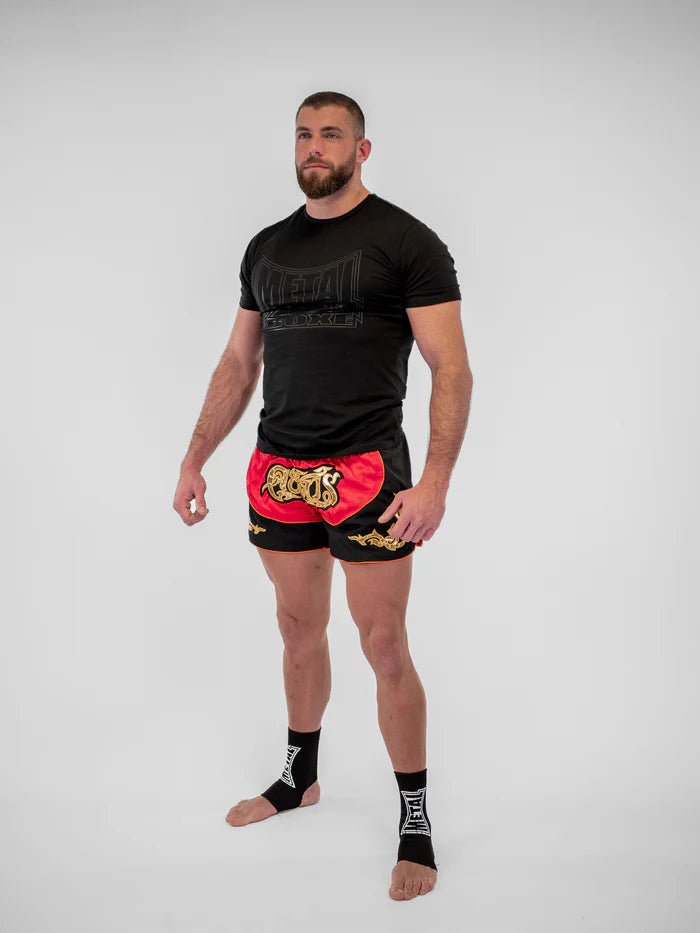 Detaliu al fantelor laterale și al broderii pantalonilor scurți thailandezi pentru bărbați Lumpinee Metal Boxing roșii