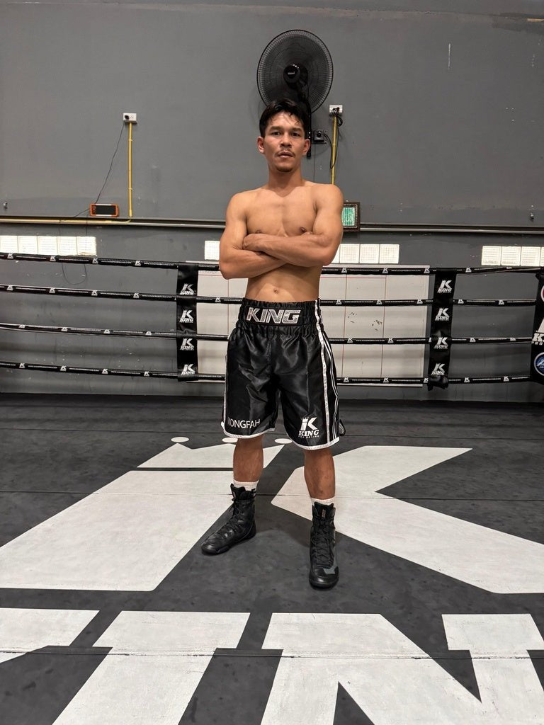 Atlet mengenakan celana pendek tinju profesional King Pro Boxing XK berwarna hitam selama sesi tinju