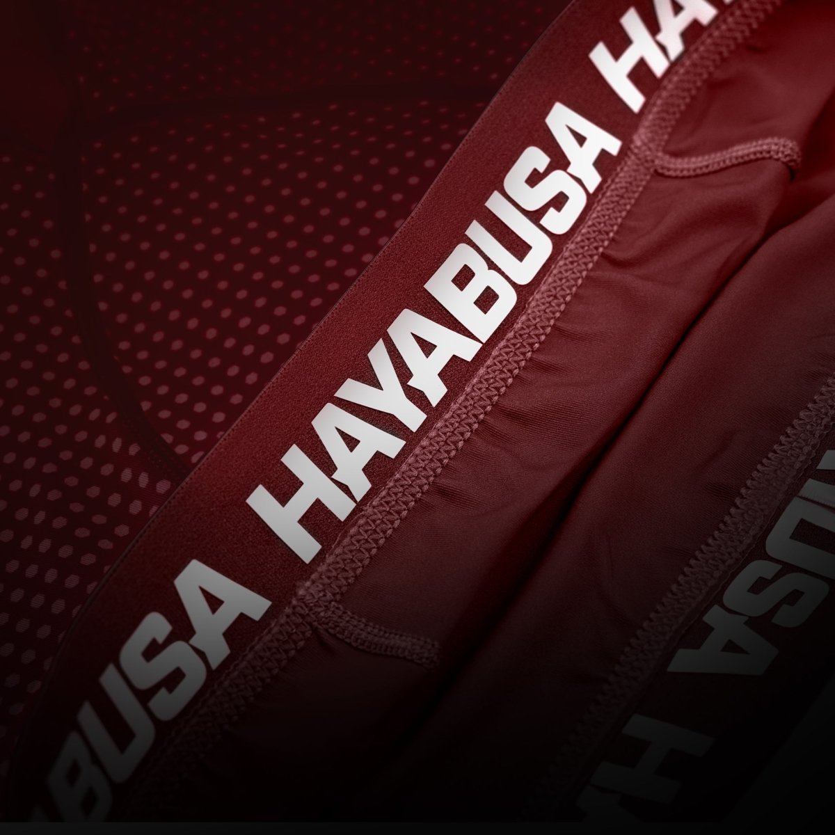 Detail van het Hayabusa-merk gedrukt op de rode Vale Tudo-short