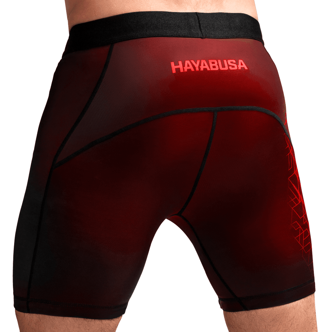 Bakifrån av de röda Hayabusa Geo-shortsen, kompressionspassform för grappling