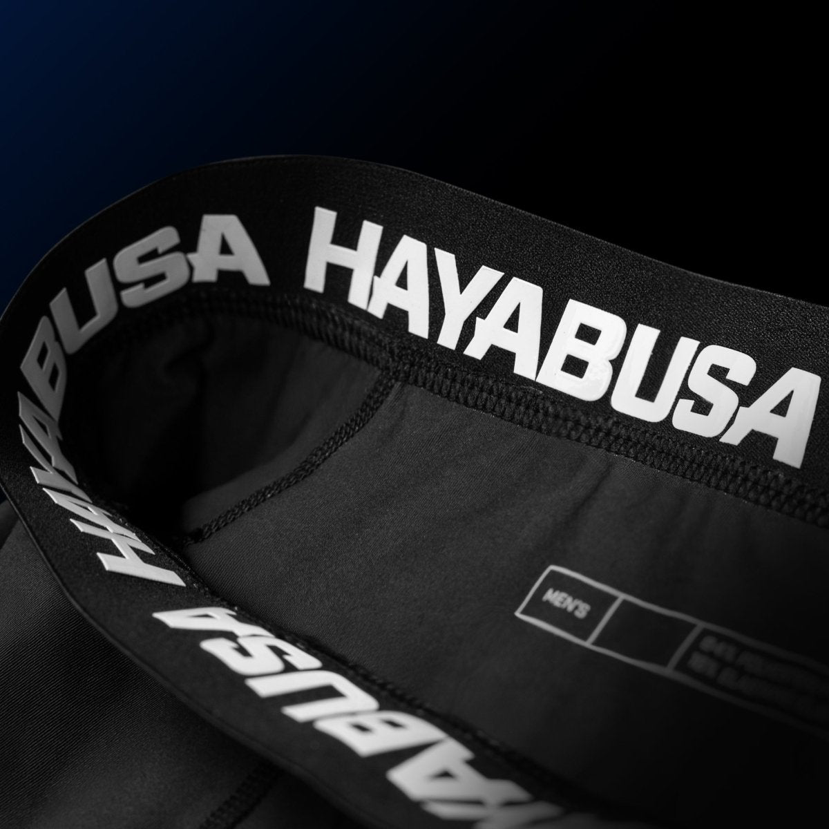 Szczegóły zapięcia i wewnętrznej silikonowej podszewki niebieskich spodenek UFC BJJ