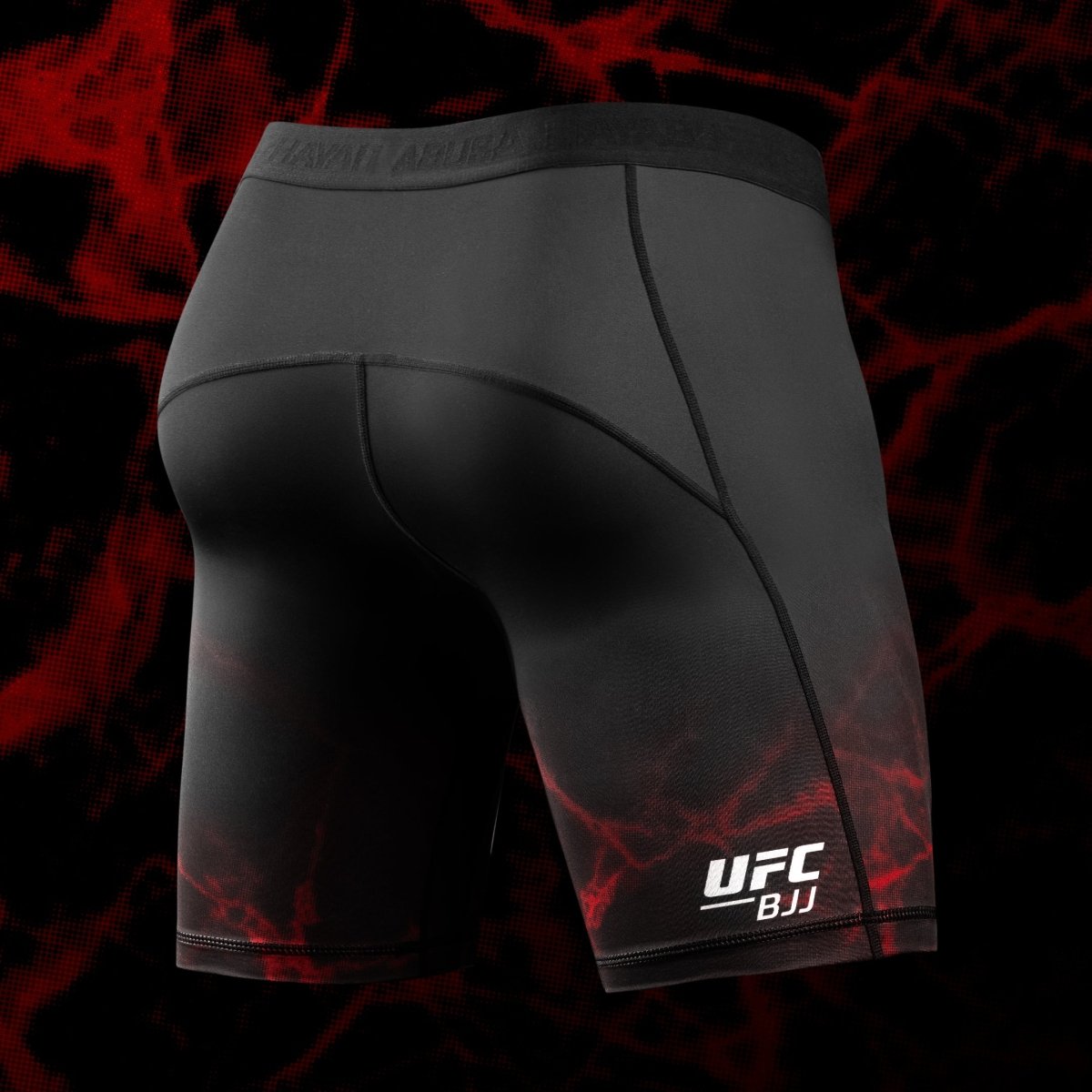 Widok z tyłu spodenek UFC BJJ Vale Tudo czarno-czerwonych, wzmocnione szwy zapobiegające otarciom
