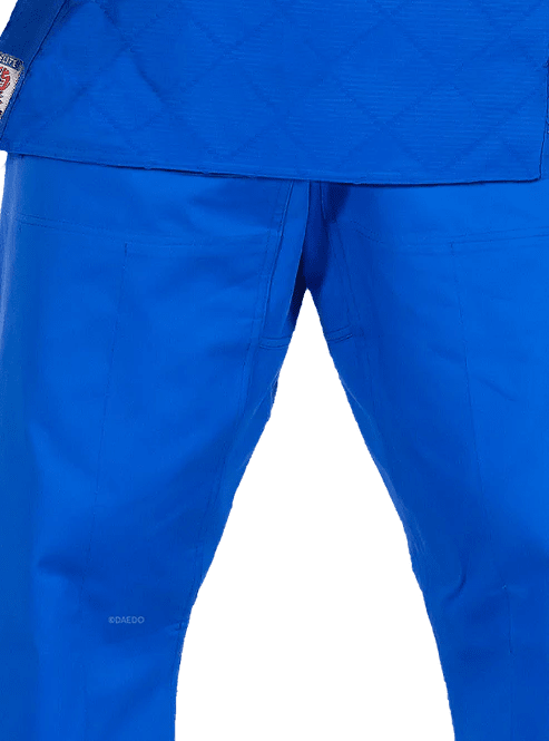 Blå tekniska Judogi Daedo Elite byxor med ergonomiskt snitt för maximal rörelsefrihet.