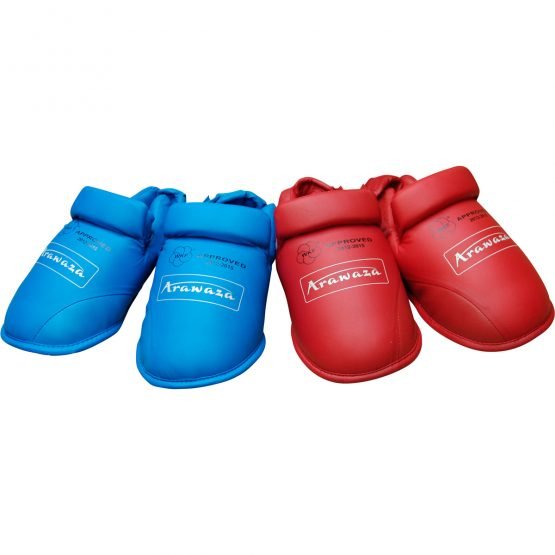 Sepasang pelindung kaki Arawaza yang disetujui WKF dengan warna merah dan biru resmi untuk kompetisi