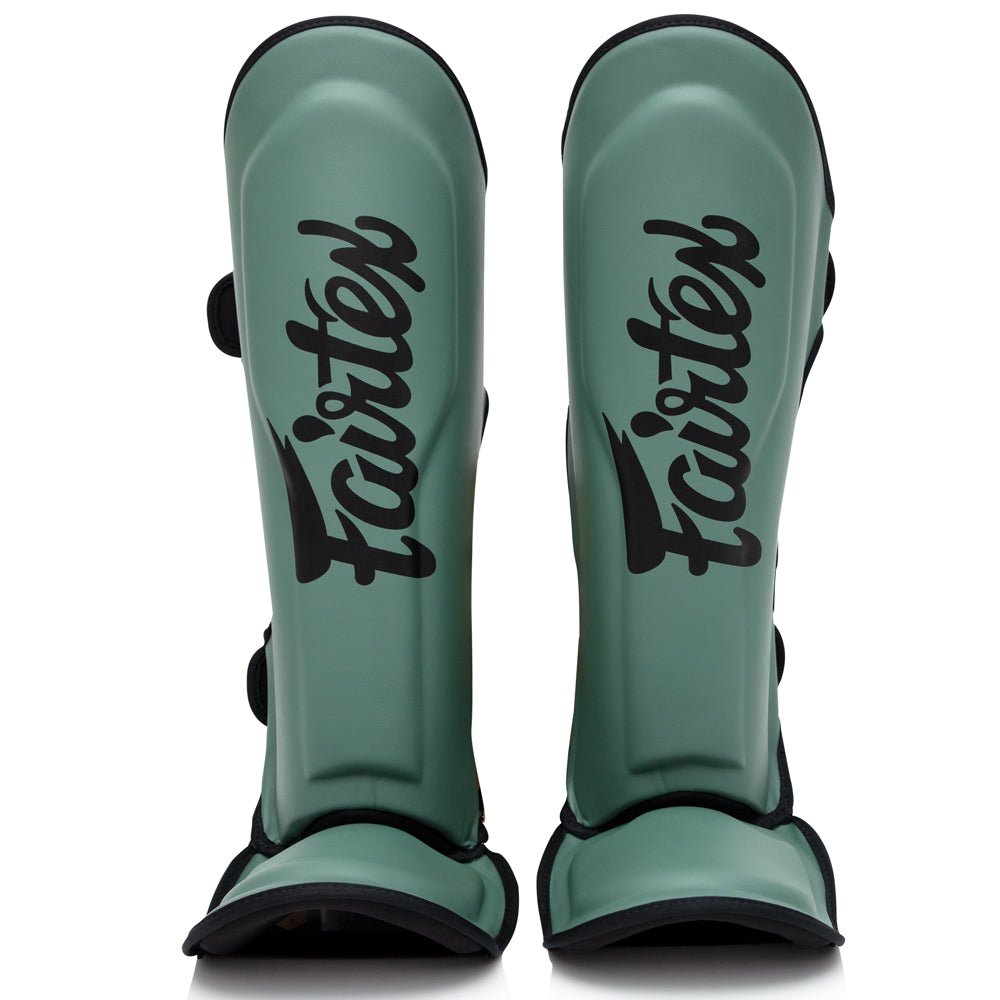 FXB Fairtex benskydd i Militärgrön färg med flerskiktsstoppning