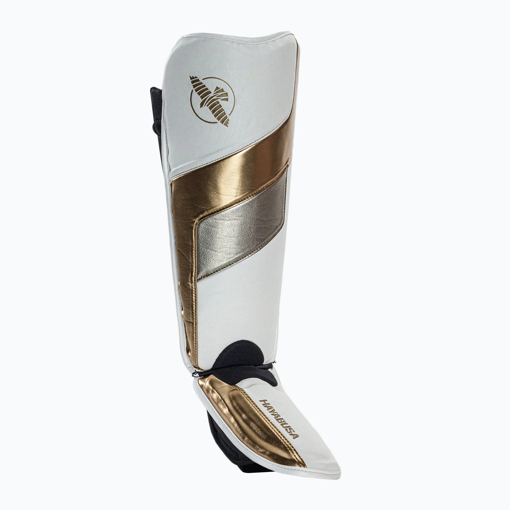 Particolare della schiuma pre-curvata dei paratibia bianchi Hayabusa per la massima protezione degli arti.