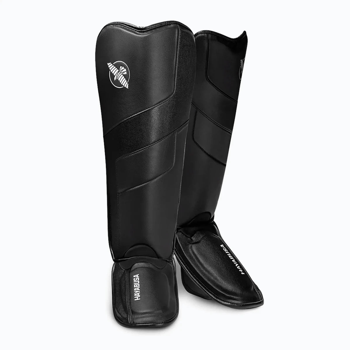 Pelindung tulang kering kaus kaki belakang penuh Hayabusa T3 hitam, tampilan depan peralatan Kickboxing profesional.