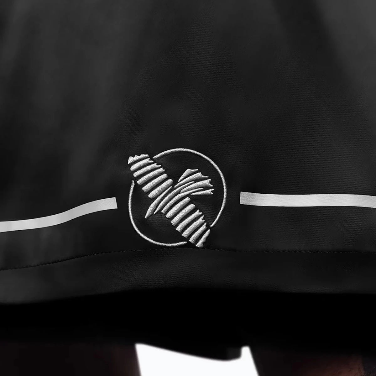 Geborduurde patch met Hayabusa-logo op zwarte boksshorts