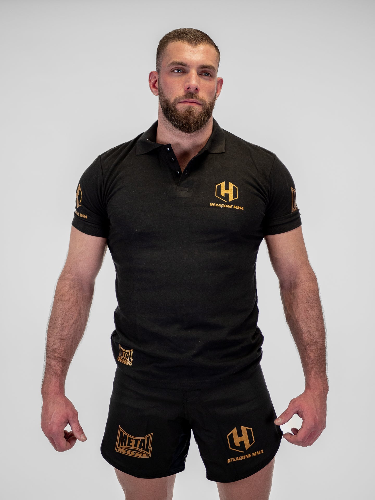 Vista frontale polo Metal Boxe Hexagon MMA nera in cotone piqué con loghi ufficiali
