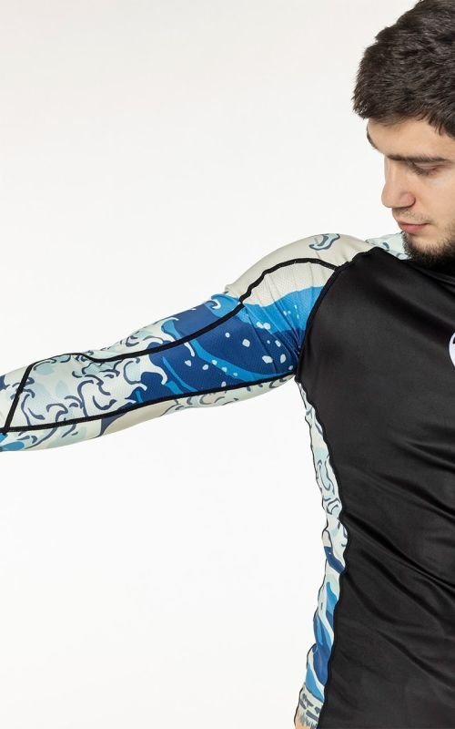 Imprimeu prin sublimare pe rashguard Tokaido, detaliu din materialul tehnic stretch pe maneca