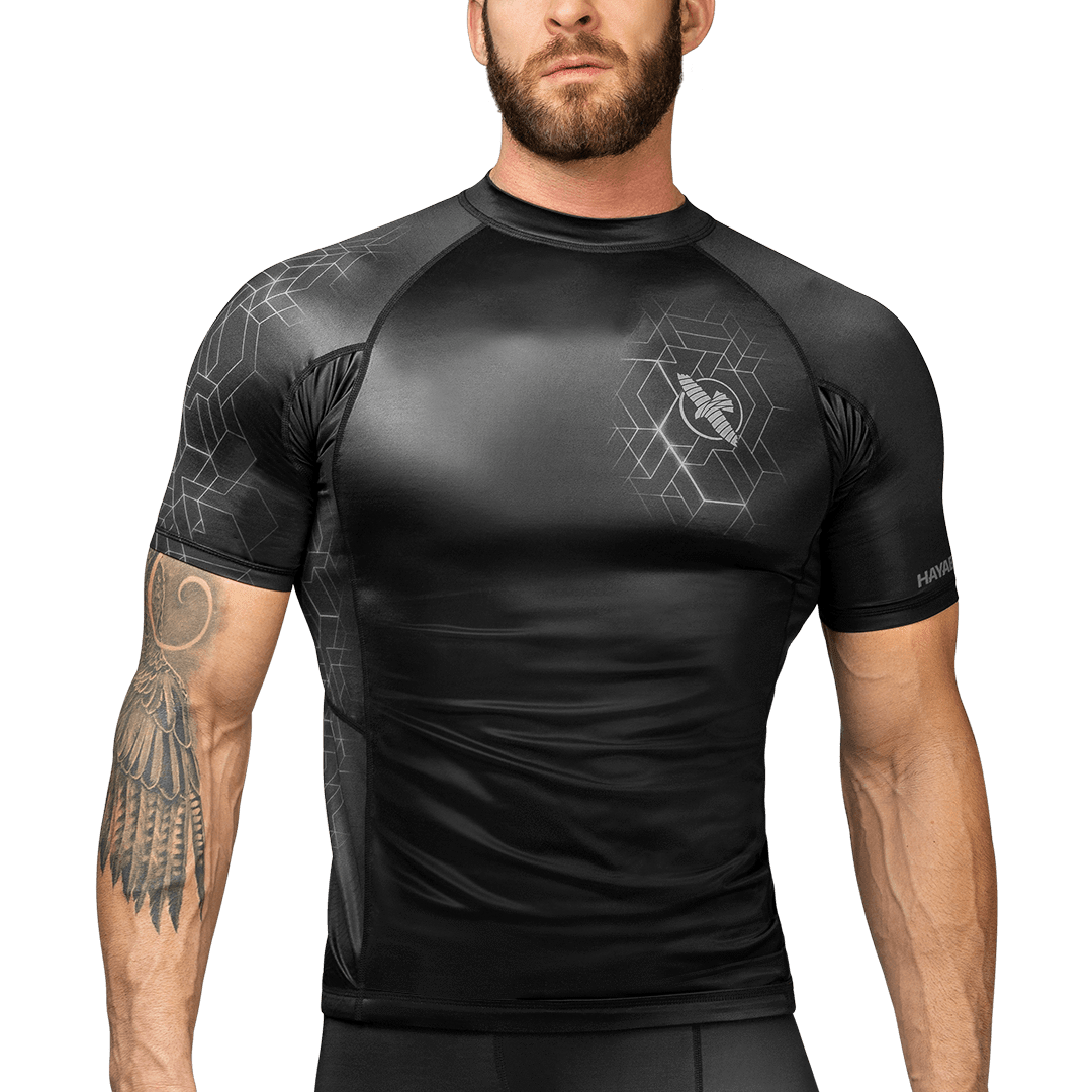 Vooraanzicht van de grijze Hayabusa Geo rashguard met korte mouwen en geometrisch ontwerp