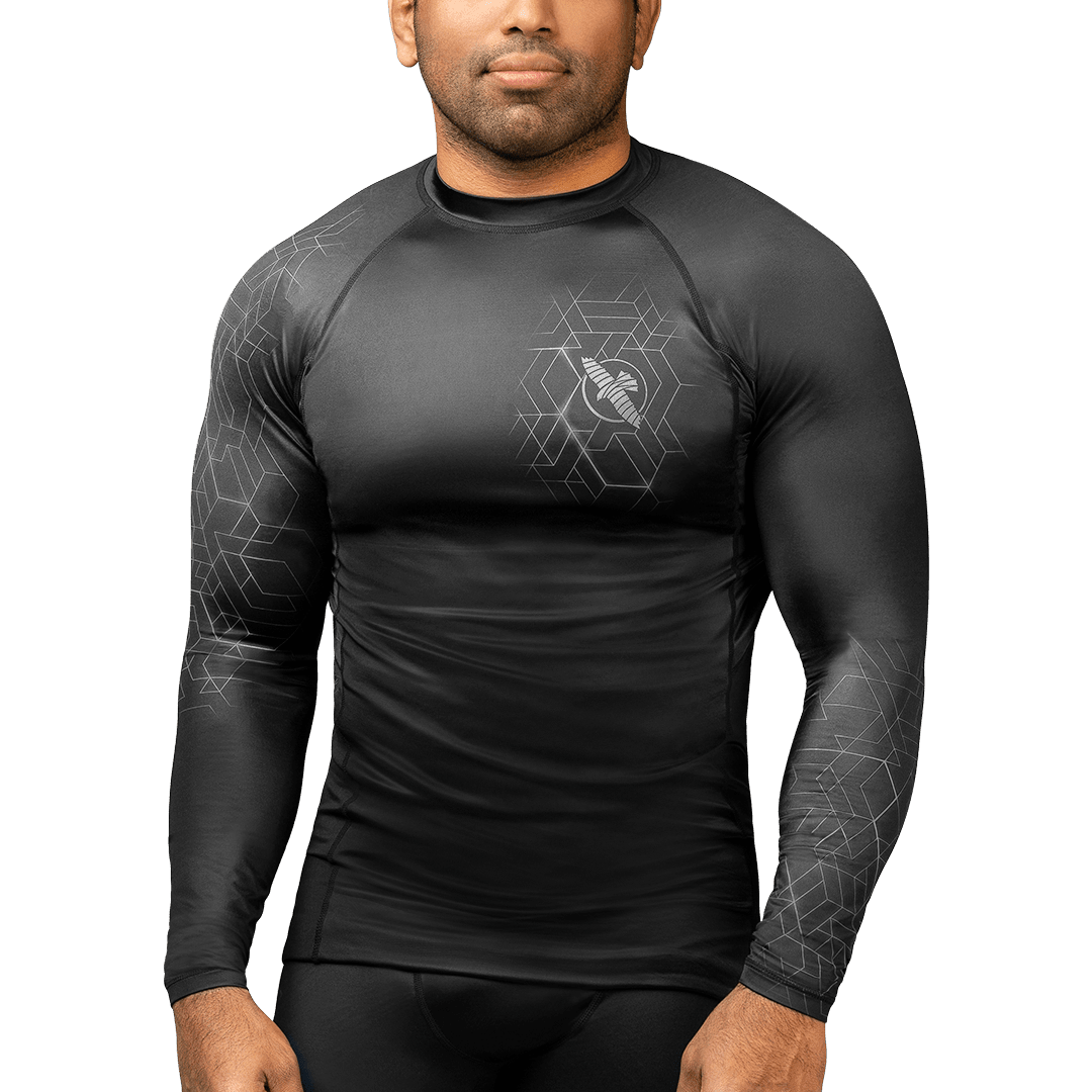 Vue de face du rashguard manches longues Hayabusa Geo gris à graphismes géométriques