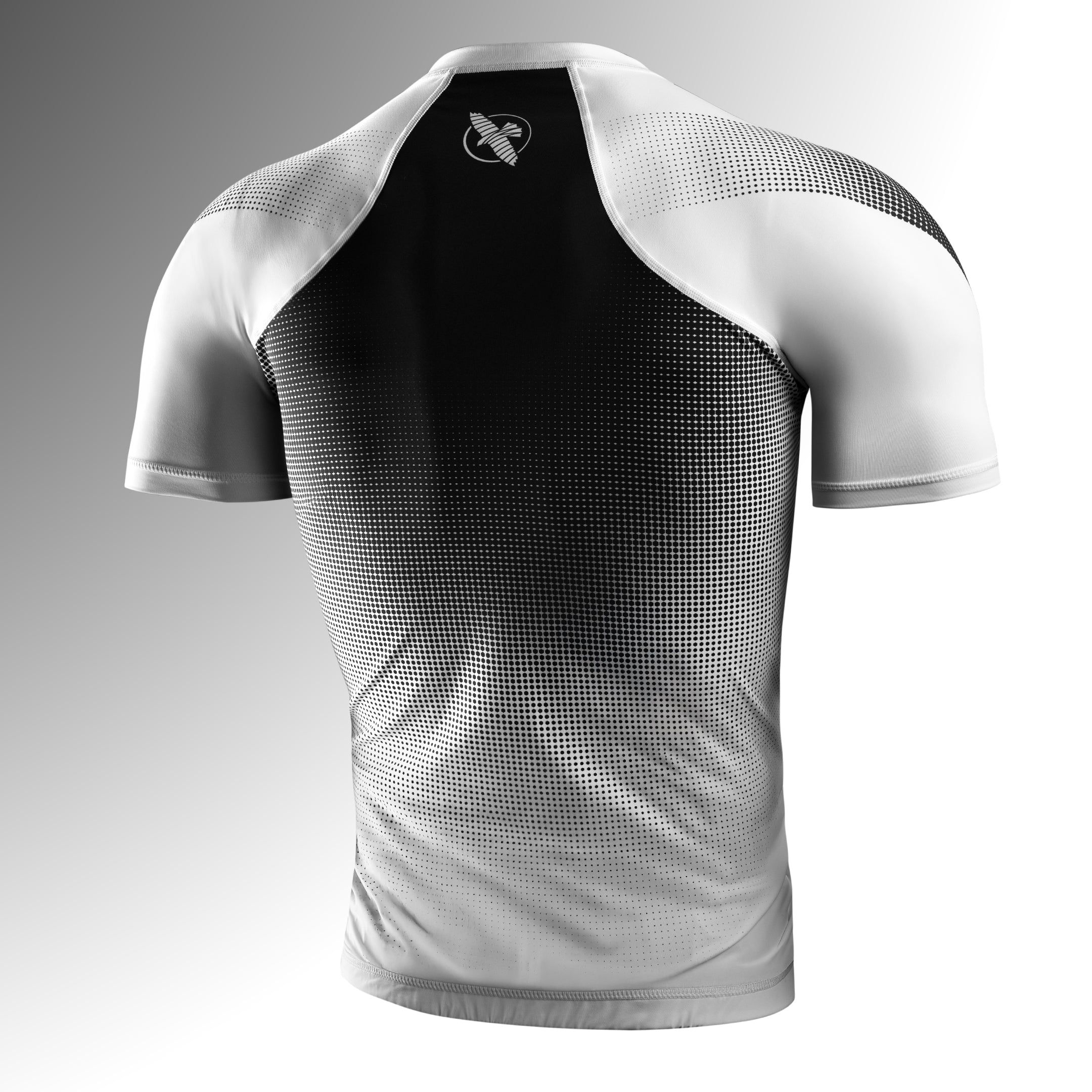 Vista posteriore della rashguard bianca Hayabusa Pro Ranked a maniche corte, fit ergonomico a compressione