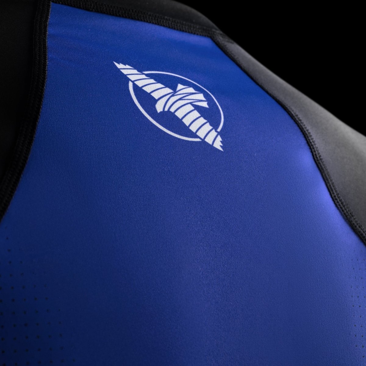 Detail close-up grafis dan logo Hayabusa pada pelindung ruam lengan pendek Peringkat Pro berwarna biru