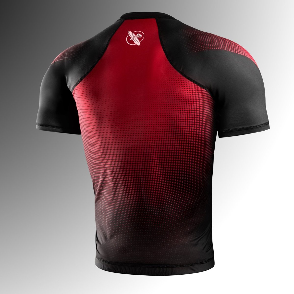 Tampak belakang Rashguard lengan pendek Hayabusa Pro Peringkat hitam dengan loop jangkar terintegrasi