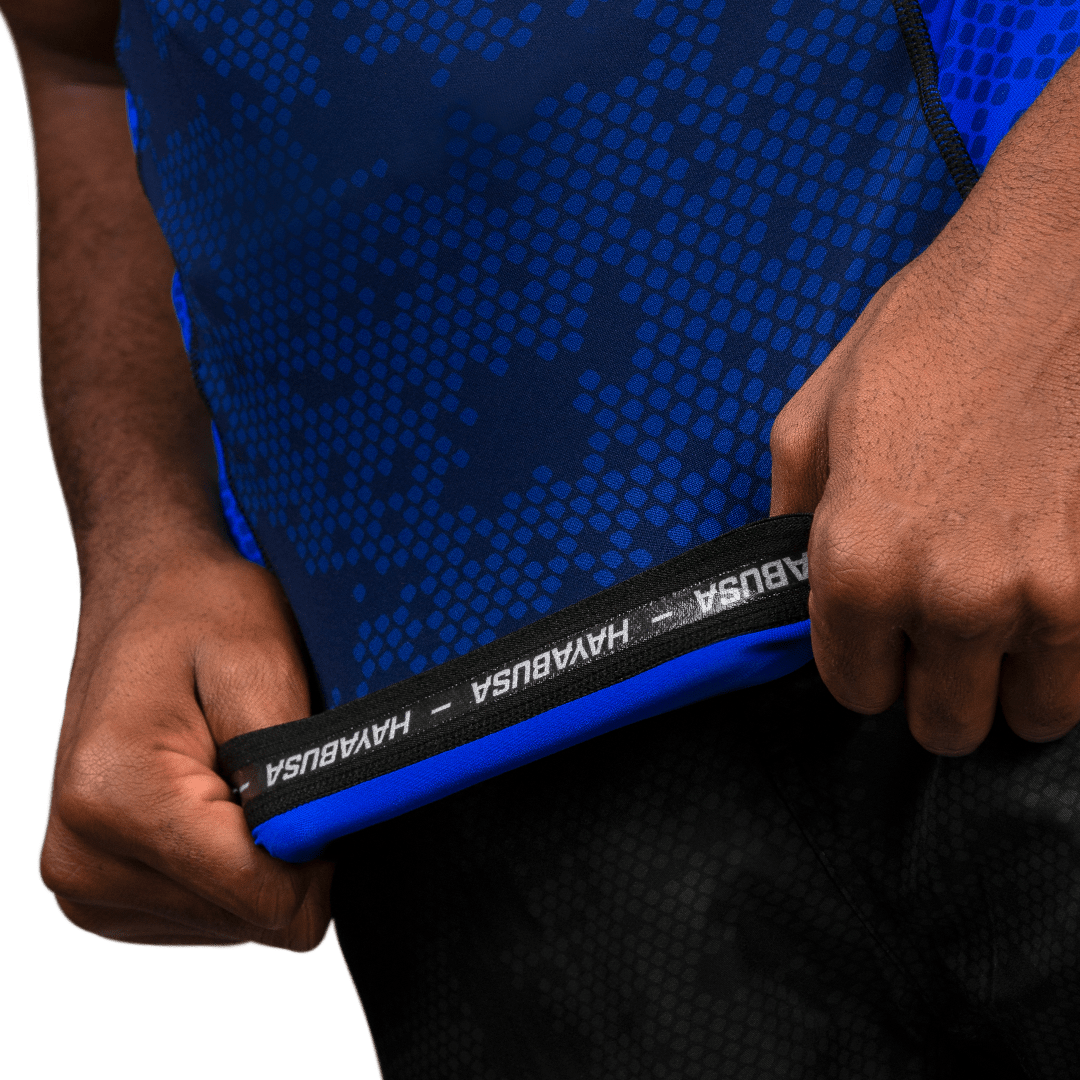 Detail vnitřního písma hayabusa schváleného IBJJF Ranked blue rashguard