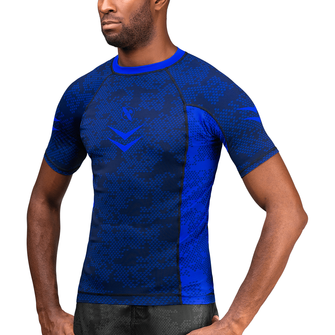 Vue de face du rashguard bleu classé Hayabusa approuvé par l'IBJJF
