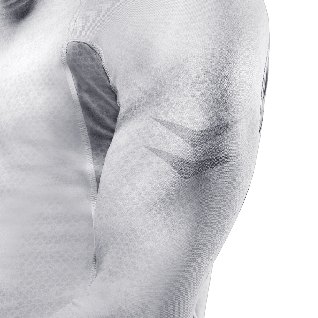 Detaliu al cusăturii și al țesăturii pe umărul rashguard alb Hayabusa