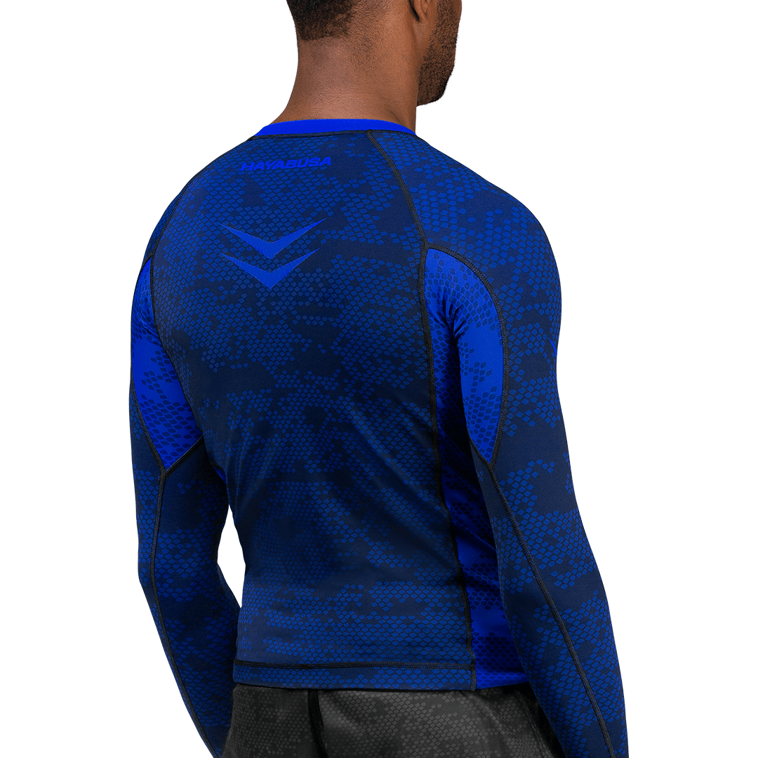 Vedere din spate a rashguard-ului albastru Ranked Hayabusa, protecție completă cu mâneci lungi