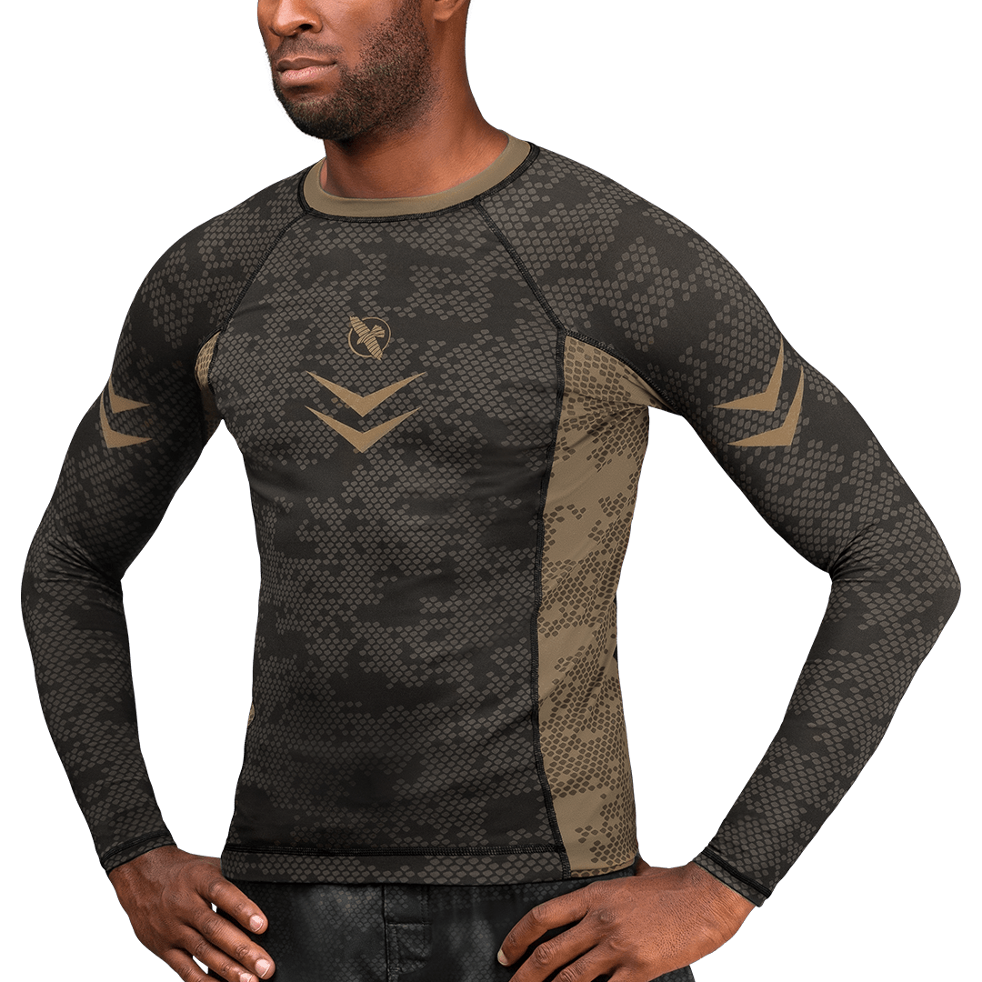 Vedere frontală a rashguard maro Hayabusa Clasat pentru grade avansate de BJJ