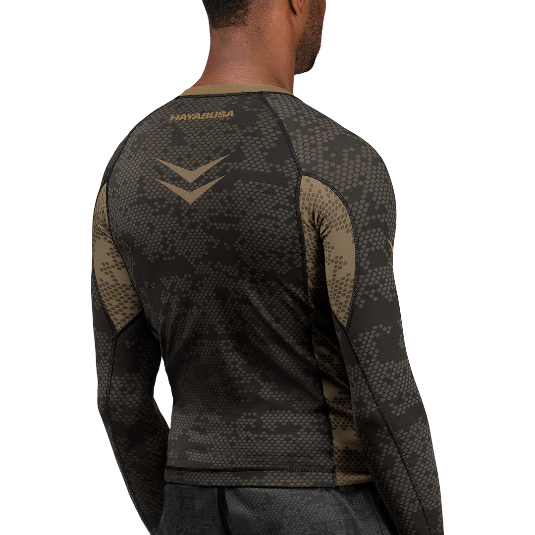 Detaliu al umărului și al țesăturii maro pe rashguard Hayabusa
