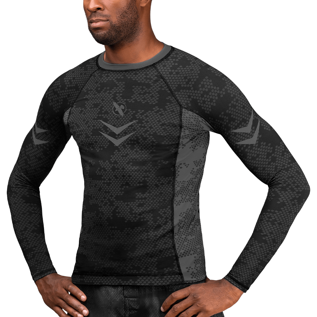 Vedere frontală a rashguard-ului negru Hayabusa Ranked, omologat pentru centuri negre