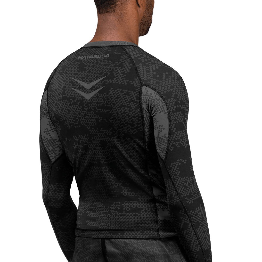 Vedere din spate a rashguard-ului negru Hayabusa Ranked cu mâner din silicon