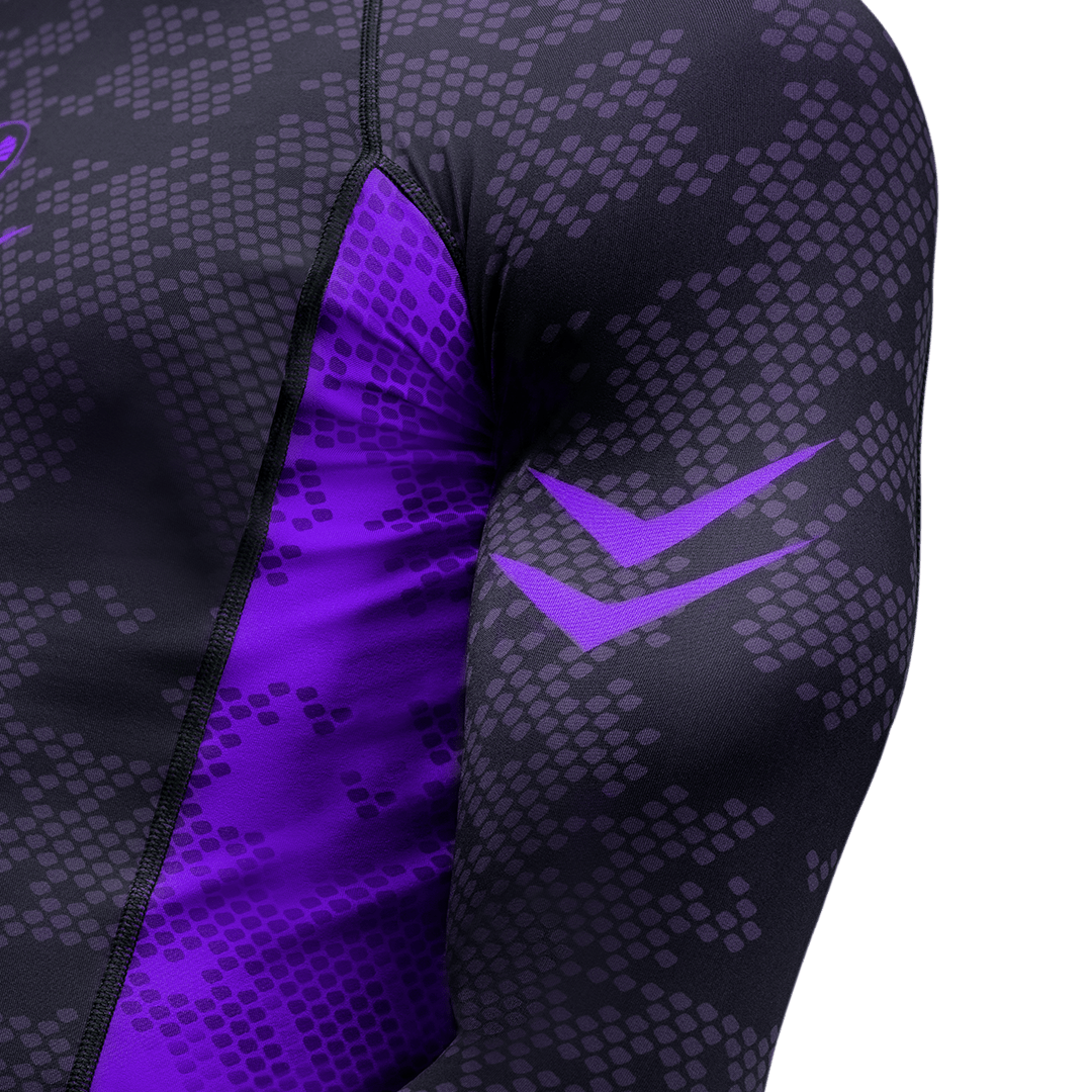 Detaliu de prim-plan al structurii umerilor de pe Rashguard violet Ranked